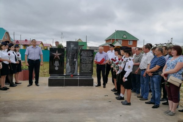 В Усть-Куломе открыли памятник милиционеру, зверски убитому вахтовиками в 1966 году