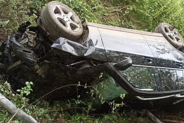 В Печоре девушка-водитель Mercedes-Benz врезалась в столб, четыре человека получили травмы