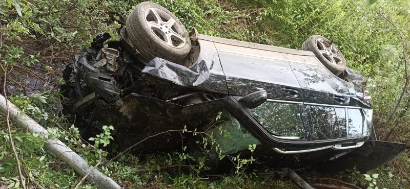 В Печоре девушка-водитель Mercedes-Benz врезалась в столб, четыре человека получили травмы