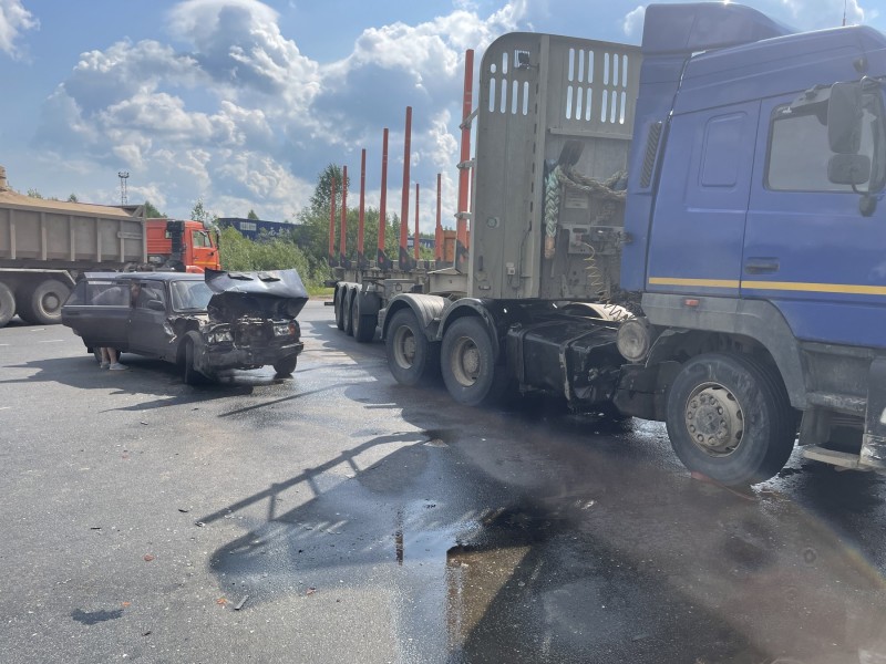 В Сыктывкаре "семерка" столкнулась с грузовиком, пострадали двое взрослых и годовалая пассажирка