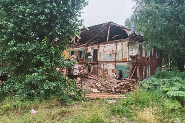В Сыктывкаре разбирают раздувшийся ветхий дом по ул.Орджоникидзе, 50а