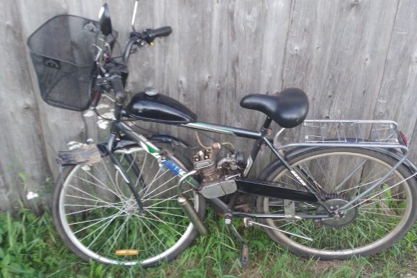 В Корткеросском районе женщина на велосипеде с мотором опрокинулась на дороге