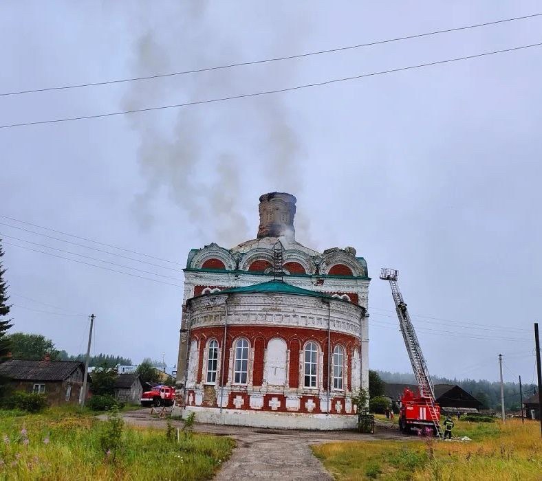 Пожарные локализовали огонь на кровле церкви Кылтовского Крестовоздвиженского женского монастыря