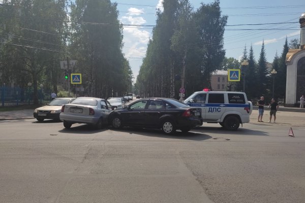В Сыктывкаре водители ZAZ Chance и Ford Focus не поделили перекресток рядом с часовней