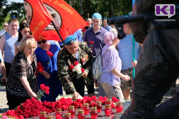 День ВДВ в Коми начался с возложения цветов к памятнику 