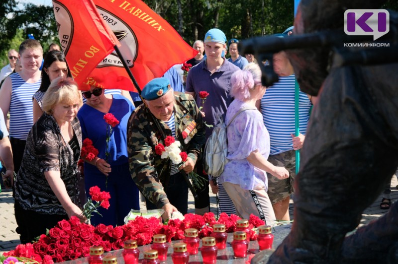 День ВДВ в Коми начался с возложения цветов к памятнику "Скорбящий воин"