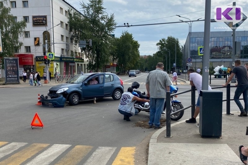 В Сыктывкаре автомобилист "не заметил" байкера на перекрестке