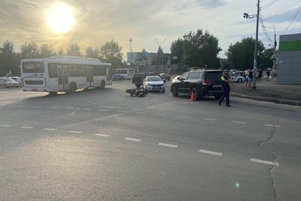 В Сыктывкаре в результате двойного ДТП опрокинувшийся на дороге мотоциклист попал в больницу
