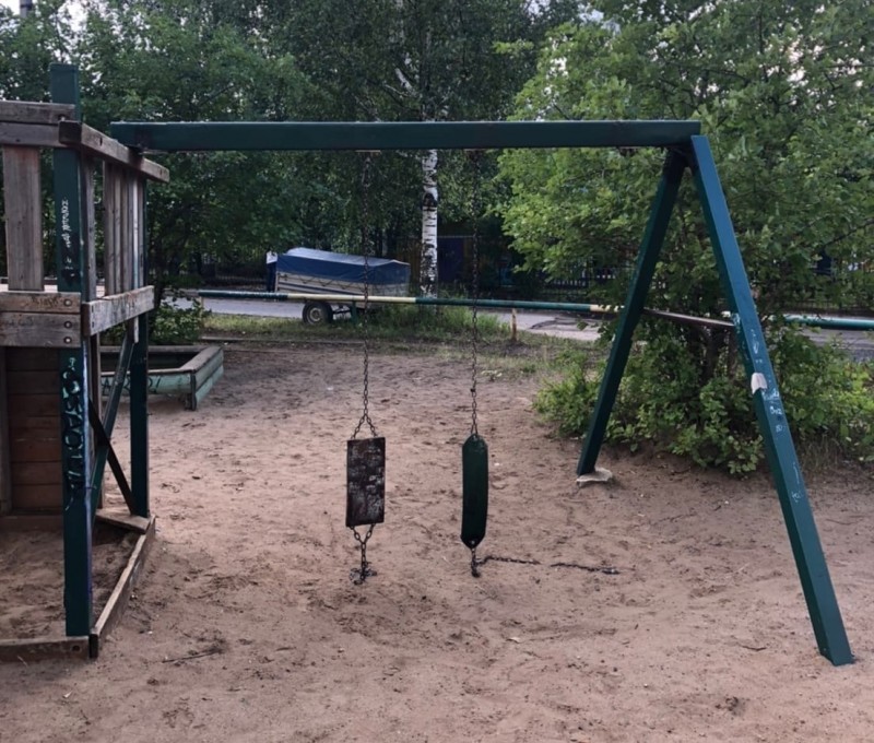 В Сыктывкаре демонтируют детскую площадку, где пострадал ребенок
