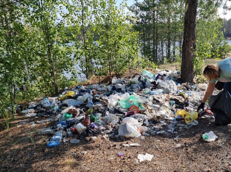 Более 50 мешков мусора собрали за день на озере в Сосногорском районе