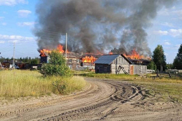 В печорском поселке Каджером сгорел дом, 12 семей остались без жилья