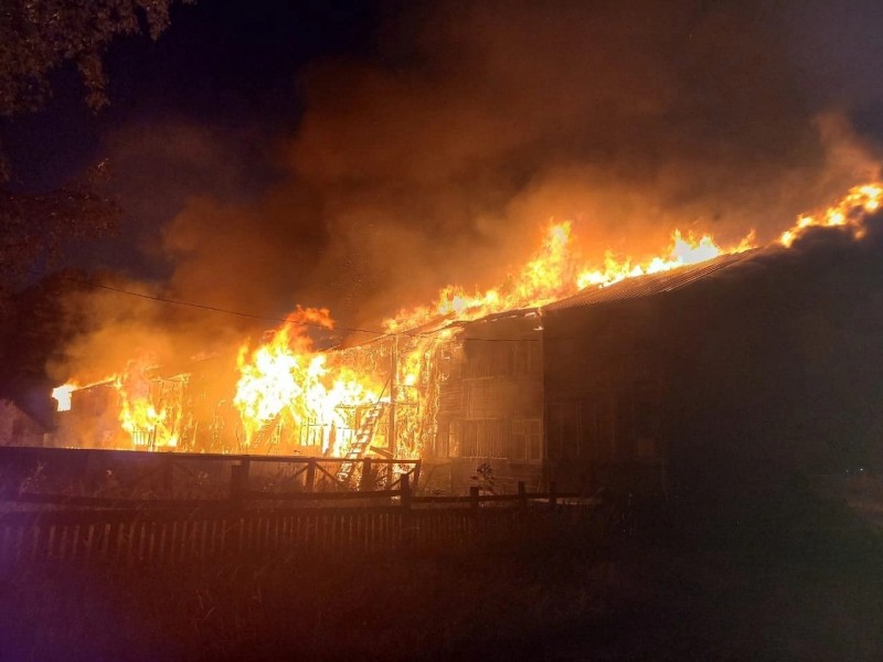 В Комсомольске-на-Печоре сгорел многоквартирный дом 