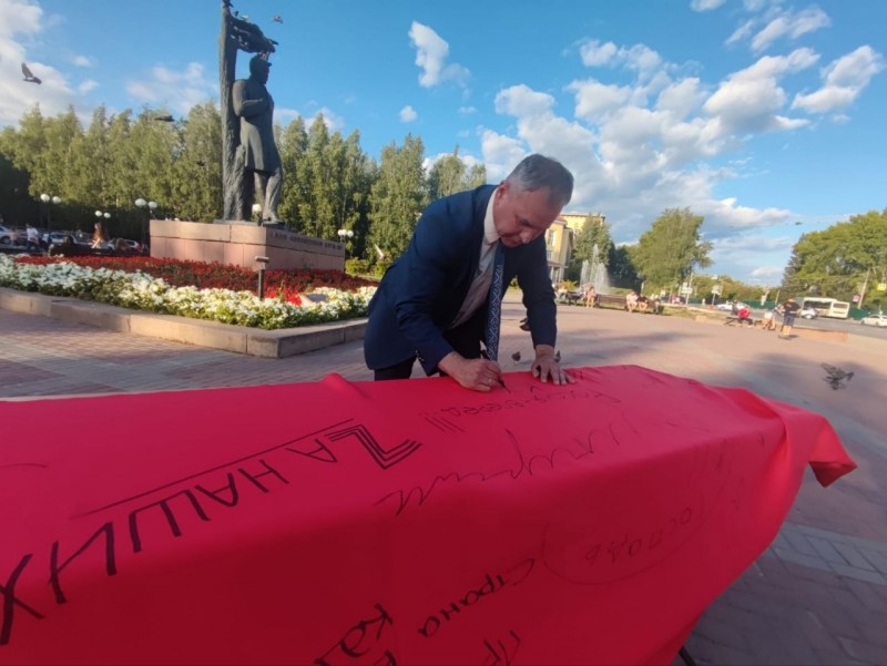 Коми присоединилась к всероссийскому флешмобу к Дню государственного флага России
