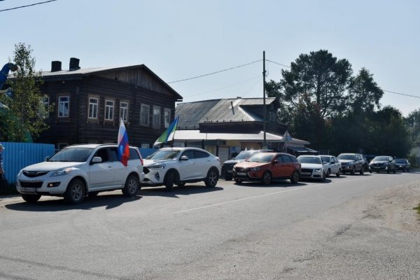 В Ижме отметили День российского флага автопробегом