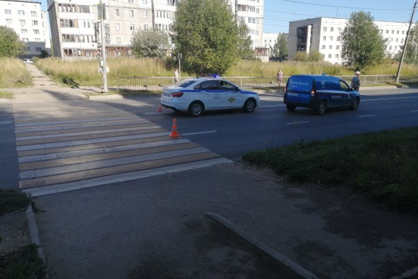 В Сыктывкаре ребенок вышел на дорогу на красный сигнал светофора и попал под машину