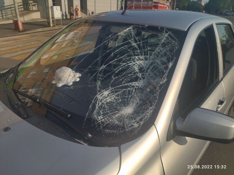 В Сыктывкаре 16-летний подросток решил перебежать дорогу на красный свет и попал под машину