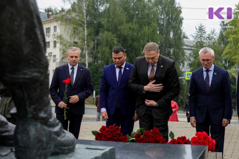 В Сыктывкаре делегация Гродненской области Белоруссии возложила цветы к Вечному огню и памятнику "Скорбящий воин"