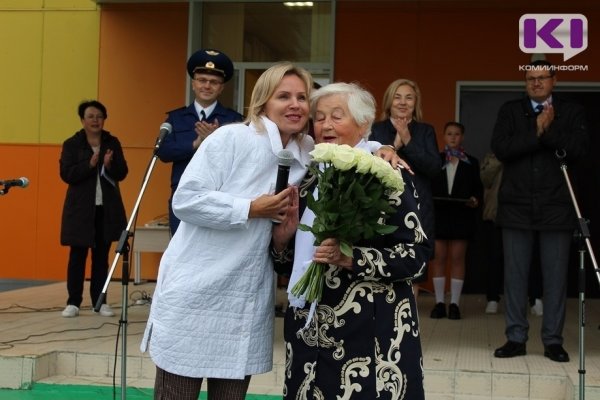 Первый директор помоздинской школы получила почетное звание от главы Усть-Куломского района 