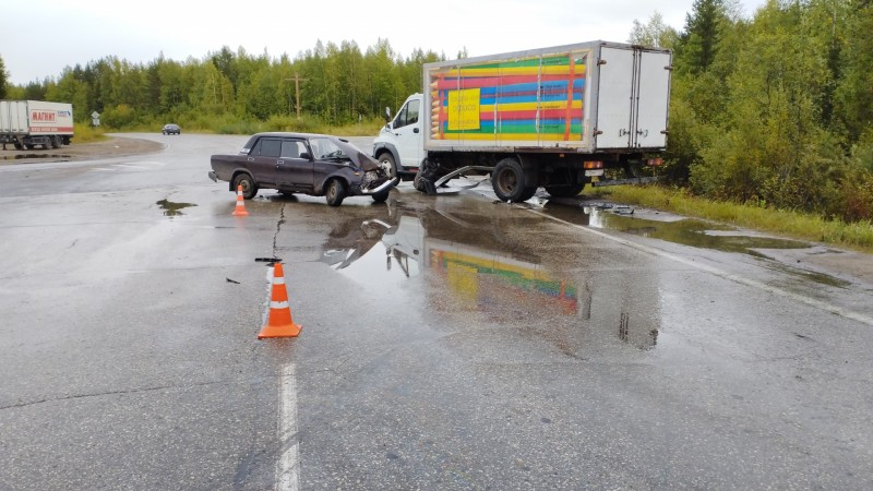 Под Сосногорском в ДТП с грузовиком травмированы водитель ВАЗа и его 17-летняя пассажирка 