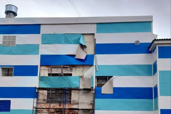 Крышесносный ветер в Воркуте повредил обшивку зданий и внешний вид автомобилей