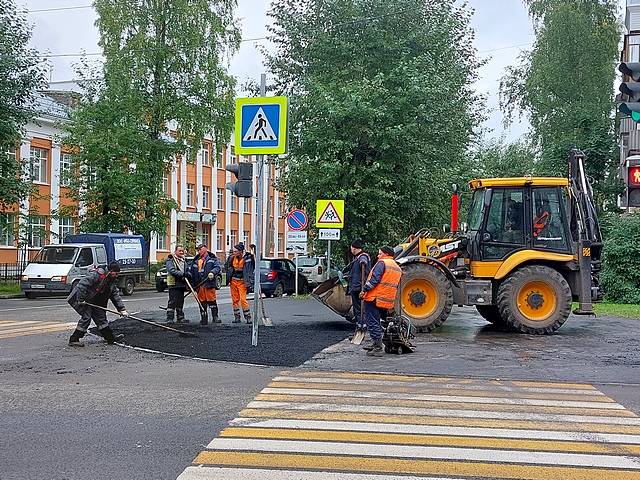 В Сыктывкаре обновляют тротуары на ул.Куратова