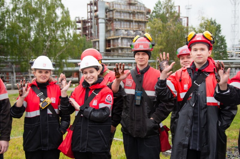 Новых работников ООО "ЛУКОЙЛ-УНП" приветствовали нефтяным рукопожатием