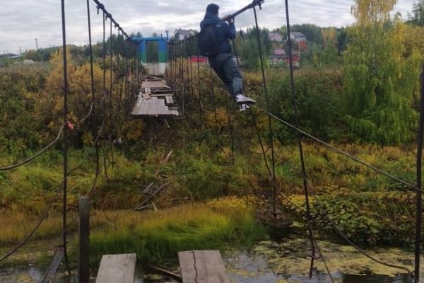 Жители Сосногорска показали, как школьники ходят на учебу по сломанному мосту