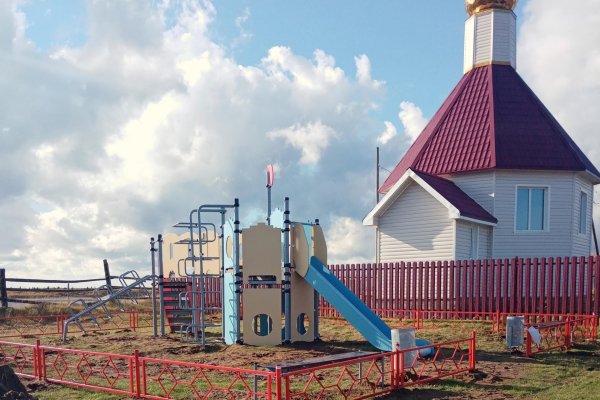 В интинском селе Петрунь установили современный детский комплекс
