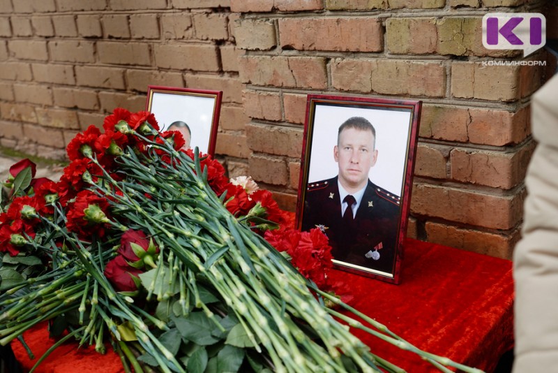 Мемориальные доски погибшим героям открыли на стене сыктывкарской школы №1

