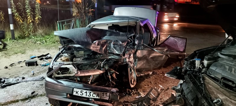 В Усинске водителя после аварии вызволяли из салона авто спасатели