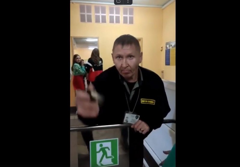В Сыктывкаре уволят охранника школы, который распылил перцовый баллончик в лицо женщине