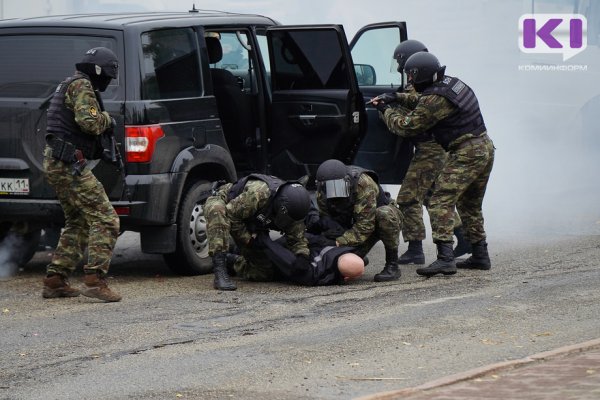 В центре Сыктывкара спецназ провел задержание преступника, как в крутом боевике