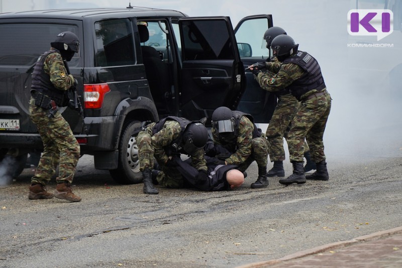 В центре Сыктывкара спецназ провел задержание преступника, как в крутом боевике