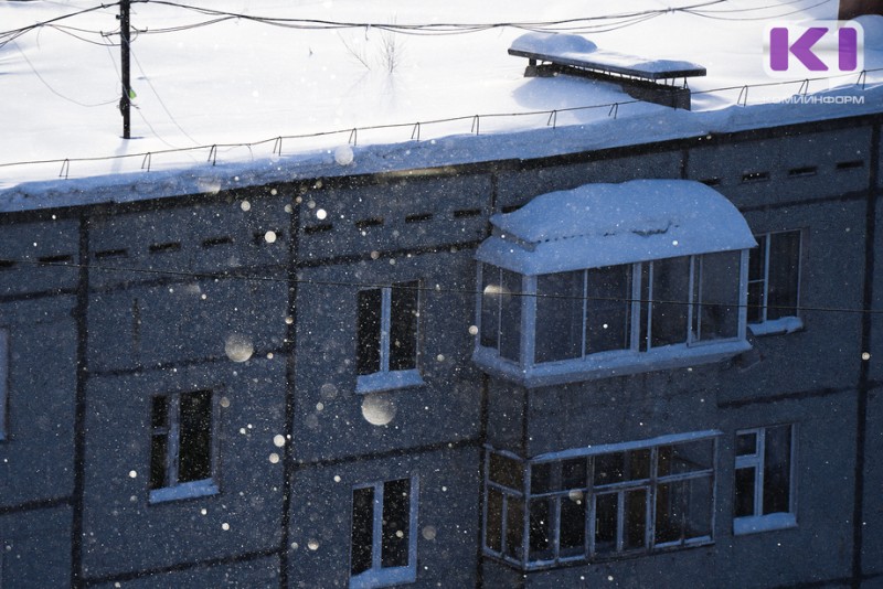 В Коми "управляйка" заставила жильцов разобрать козырьки над балконами