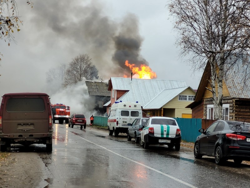 В Ижме произошел пожар в деревянном доме