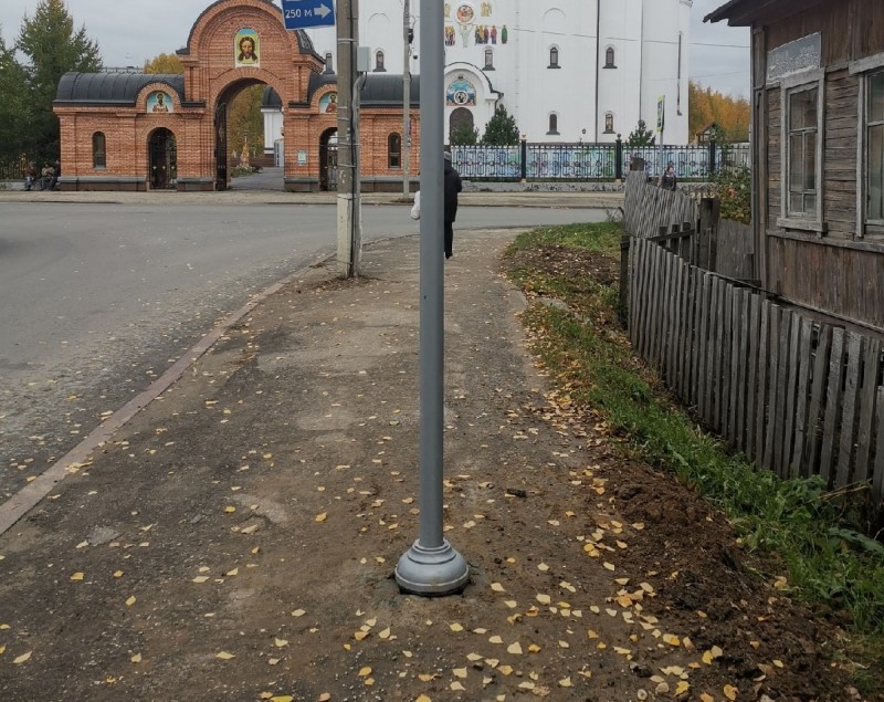 В Сыктывкаре посреди тротуара воткнули столб для дорожного знака