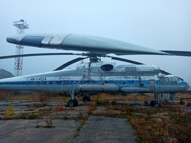 Вертолет-"ветеран" Коми авиации ржавеет на Ухтинском аэродроме