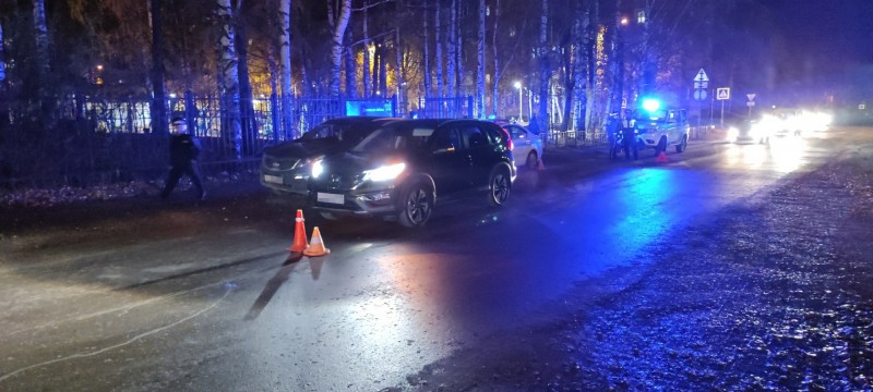 В Сосногорске перебегавшая дорогу вне "зебры" семилетняя девочка попала под колеса иномарки