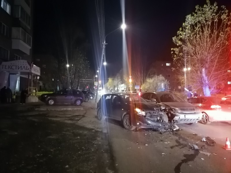 В Сыктывкаре после столкновения с Nissan водитель Lexus получила травмы