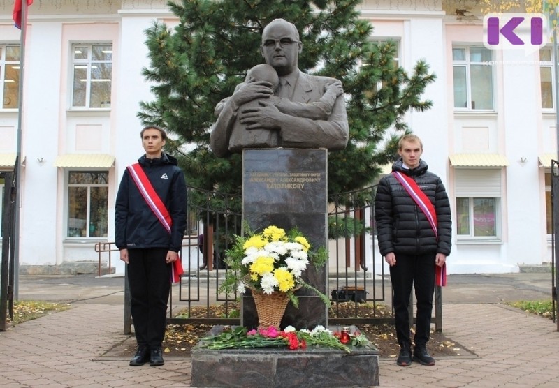 В Сыктывкаре прошел митинг в день рождения директора школы-интерната Александра Католикова