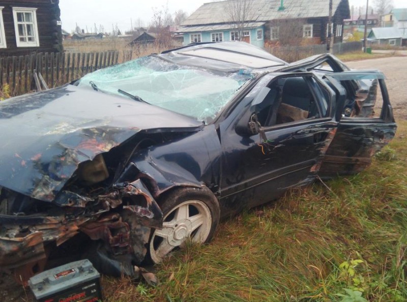 В Прилузье водитель без прав врезался в забор, пострадала 13-летняя пассажирка