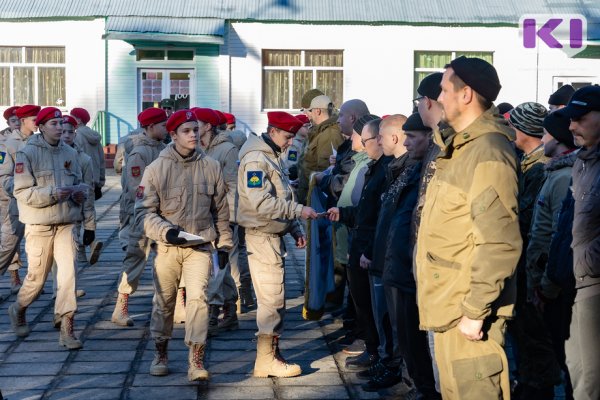 Глава Коми и сыктывкарские юнармейцы проводили группу мобилизованных из Инты и Княжпогостского района
