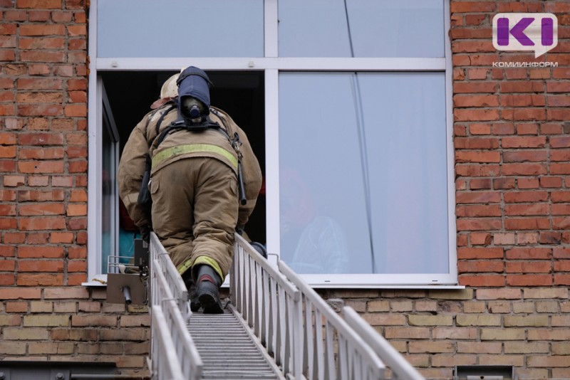 В Воркуте звенья газодымозащитной службы на пожаре спасли двух человек
