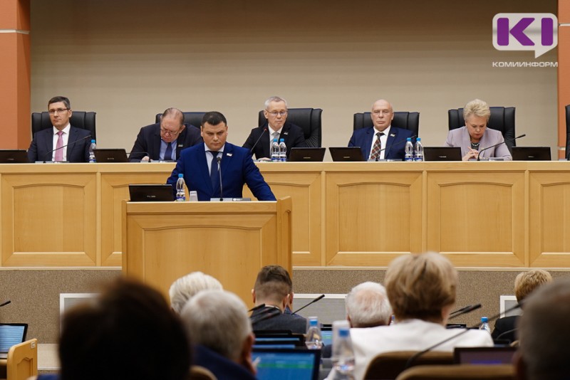 "Бояться не надо": министр финансов Коми Владимир Казаков напомнил депутатам о цикличности экономики

