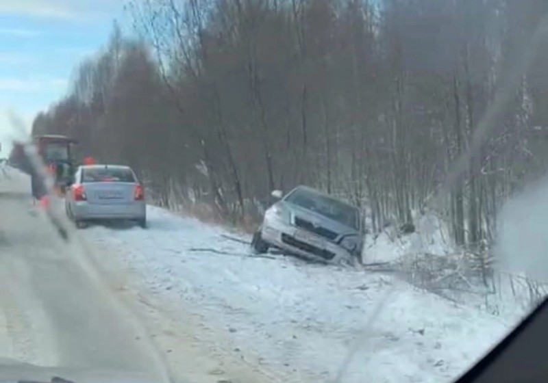 В Ухте пьяный водитель выехал на встречку, врезался в ГАЗ и съехал в кювет