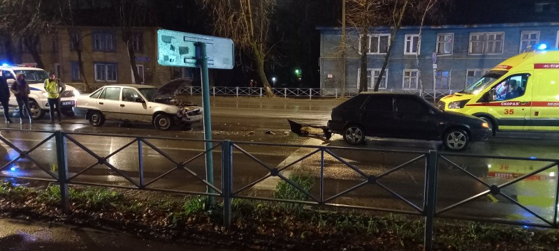 В Сыктывкаре молодой водитель новенькой Daewoo Nexia врезался в ВАЗ