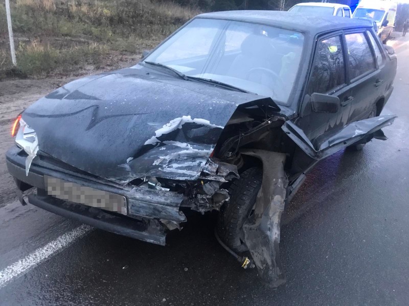 В Сыктывкаре водитель Toyota спровоцировал столкновение ВАЗа и Mercedes