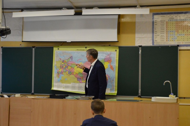 Глава Усть-Цилемского района провел в школе урок "Разговоры о важном"