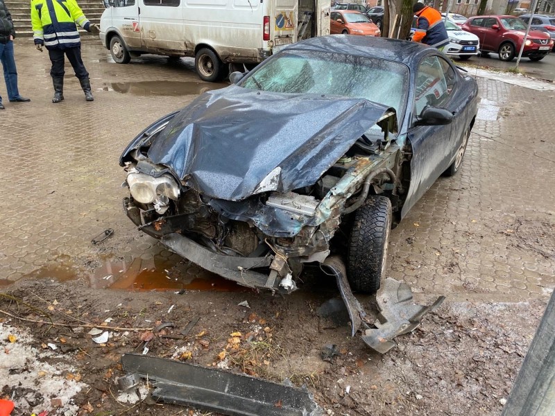 В Сыктывкаре водитель Hyundai врезался в дерево, уходя от столкновения с автомобилем