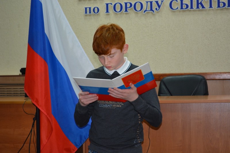 Подросток из ЛНР, который вел дневник в бомбоубежище, получил в Сыктывкаре российский паспорт 